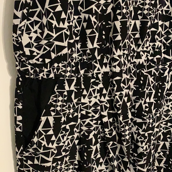 Sleeveless, short romper - Picture 3 of 10